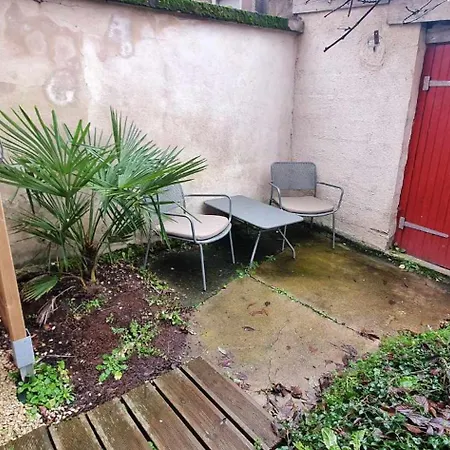 Tres Bel Avec Son Jardin Et Jacuzzi En Plein Centre De *