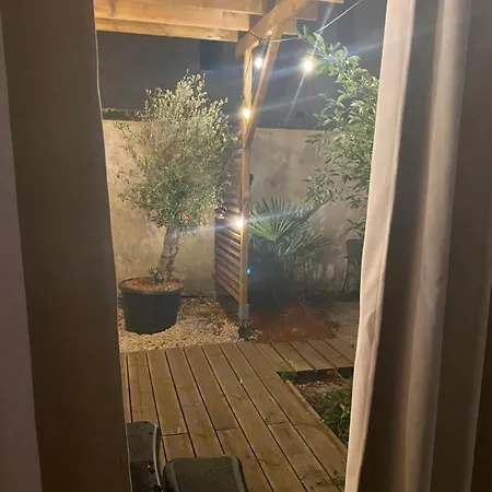 Tres Bel Avec Son Jardin Et Jacuzzi En Plein Centre De *